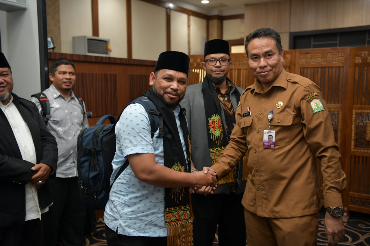 Plh Asisten III Sekda Aceh Jemput Kepulangan Rombongan MTQ Korpri VII Nasional di Bandara SIM