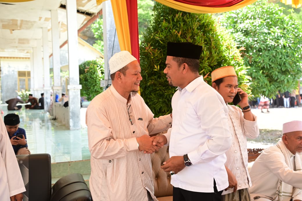 Wakili Pj Bupati, Kadisdik Dayah Aceh Besar Hadiri Maulid di Babussa'adah Gurah