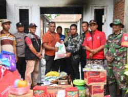 Pemkab Aceh Besar Serahkan Bantuan Masa Panik untuk Korban Kebakaran di Ulee Ue