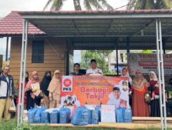 Ketua Fraksi PKS DPRK Banda Aceh Tuanku Muhammad Bersama Pengurus DPC PKS Syiah Kuala dan Ulee Kareng Bagi Paket Takjil