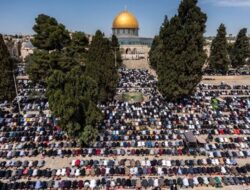 Penampakan 80.000 Muslim Salat Jumat Ke-2 Ramadhan di Masjid Al Aqsa, Jemaah Berkurang