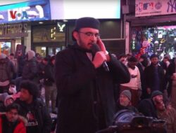 Aksi Umat Islam Sholat Tarawih di Times Square AS