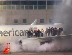 Breaking News! Pesawat American Airlines Berpenumpang 178 Orang Terbakar di Bandara Denver