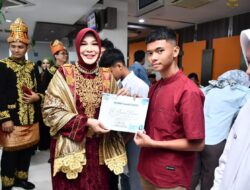 Wali Kota Illiza Serahkan e-KTP Perdana bagi Remaja Kelahiran 22 April di Momen HUT ke-820 Kota Banda Aceh