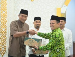 Pemkab Aceh Besar Bersama DMI Aceh Salurkan Bantuan Alat Kebersihan untuk Masjid