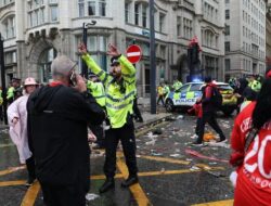 Tragedi Perayaan Liverpool Juara, Mobil Seruduk Pendukung, Satu Anak Terjepit Mobil