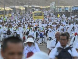 Internasional Ribuan Jamaah Haji Indonesia Jalan Kaki dari Mudzalifah ke Mina