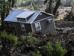 Rumah Hanyut Diterjang Banjir di AS