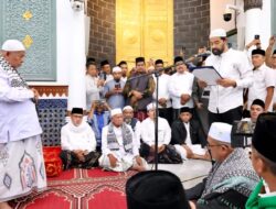 Mualem Kukuhkan Abu Paya Pasi sebagai Imam Besar Masjid Raya Baiturrahman