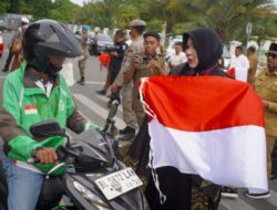 Bagi 500 Bendera, Wali Kota Iliza Ajak Warga Kota Pasang Bendera Merah Putih