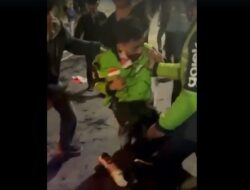 Driver Ojol Terlindas Mobil Rantis Polisi di Tengah Kerumunan Massa