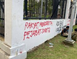 Massa Aksi Bubar Tinggalkan Vandalisme di Tembok DPR: Rakyat Menderita Pejabat Joget