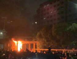 Usai Halte Sudirman, Massa Aksi Juga Bakar Gerbang Tol Senayan