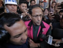 Nadiem Ditahan Kejagung, Tangan Diborgol, Pakai Rompi Pink