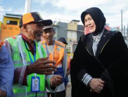 Wali Kota Banda Aceh Serahkan Atribut Baru untuk Juru Parkir