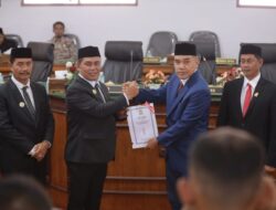 Bupati Aceh Besar Serahkan Raqan Perubahan Anggaran Tahun 2025 Ke DPRK