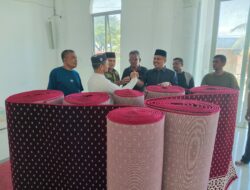 Wakil Ketua DPRK Banda Aceh Daniel Abdul Wahab Serahkan Ambal untuk Masjid Kemukiman Tgk Chiek Di Lamjabat