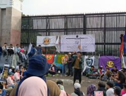 Aksi di Depan DPR, Massa Tagih 17+8 Tuntutan Rakyat