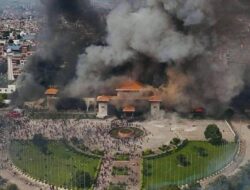 Demonstran Gen Z Bakar Rumah Pejabat, Istri Eks PM Nepal Terbakar Hidup-Hidup