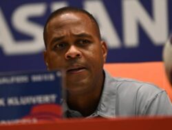 Mimpi Timnas Indonesia ke Piala Dunia Berakhir, Kluivert Pukul Bench