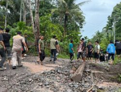 Akses Jalan Menuju Blang Pandak Terputus Akibat Longsor, Warga dan Camat Tangse Turun Tangan