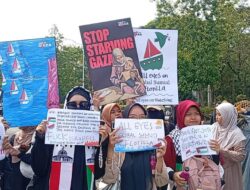 Kedubes AS Digeruduk Massa Buntut Kapal GSF Dicegat Israel: Free Palestine!