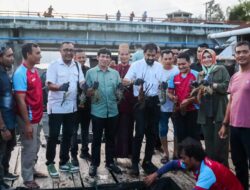 Gubernur Mualem Panen Lobster di Keramba Nelayan Ulee Lheue