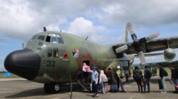 Hercules TNI AU Terobos Cuaca Buruk, 27,6 Ton Bansos dan Warga Terisolasi Dievakuasi