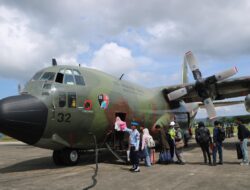 Hercules TNI AU Terobos Cuaca Buruk, 27,6 Ton Bansos dan Warga Terisolasi Dievakuasi