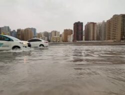 Hujan Deras Ubah Jalanan di Dubai Sungai, Puluhan Penerbangan Dibatalkan