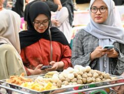 Warga Banda Aceh Berburu Takjil di Jalan Ex Bioskop Garuda