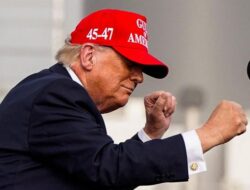 Trump Gelap Mata, Ogah Negosiasi-Perang Kelar jika Pemimpin Iran Habis