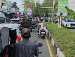 Jalan Pasar Lambaro Macet Total Tanpa Pengaturan Lalu Lintas