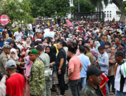 Seribuan Warga Padati Meuligoe Terima THR dari Gubernur Aceh