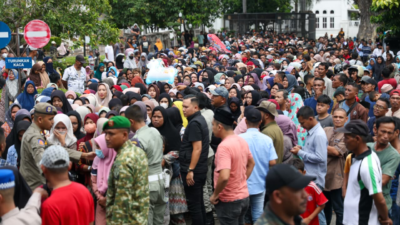Seribuan Warga Padati Meuligoe Terima THR dari Gubernur Aceh