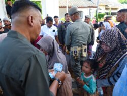 Mualem Bagikan Uang Meugang dari Dana Pribadi, Seribuan Warga Datangi Meuligoe Gubernur Aceh