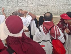Jamaah Haji Aceh Lakukan Lempar Jumrah Aqabah di Mina