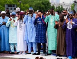 Wali Kota New York Zohran Mamdani Salat Iduladha Pakai Kostum Arsenal