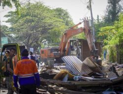 Satpol PP dan WH Banda Aceh Tertibkan 120 Kios Liar di Atas Drainase Jalan Utama Rukoh