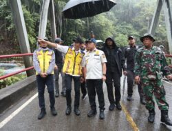 Datangi Jalan Enang-Enang yang Diperbaiki Warga, Mendagri: Kami Sangat Berterimakasih
