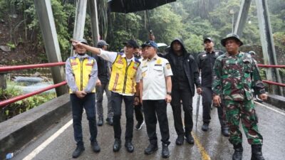 Datangi Jalan Enang-Enang yang Diperbaiki Warga, Mendagri: Kami Sangat Berterimakasih