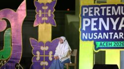 Cut Azalea Syadza, siswi kelas XII SMAN 1 Kota Jantho, Aceh Besar, saat membawa puisi berjudul “Hikayat Ringkih” pada malam penutupan Pertemuan Penyair Nusantara (PPN) XIV Aceh-Indonesia di Taman Sari Gunongan, Banda Aceh, Minggu (28/6/2026). FOTO/ MURSALIN