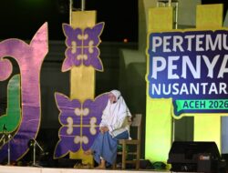 Cut Azalea Syadza, siswi kelas XII SMAN 1 Kota Jantho, Aceh Besar, saat membawa puisi berjudul “Hikayat Ringkih” pada malam penutupan Pertemuan Penyair Nusantara (PPN) XIV Aceh-Indonesia di Taman Sari Gunongan, Banda Aceh, Minggu (28/6/2026). FOTO/ MURSALIN