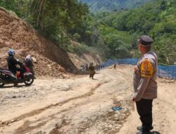 Polisi Atur Lalun di Titik Longsor