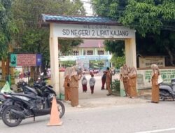 Hari Pertama Sekolah, Orang Tua Antusias Dampingi Anak