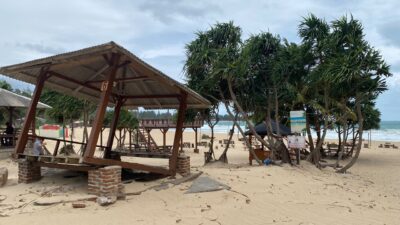 Angin Kencang Terjang Wisata Tebing Lampuuk