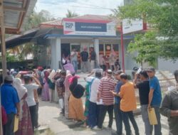 Ribuan Korban Banjir Padati Kantor Pos Lhoksukon Ambil Bantuan Isi Hunian Rumah