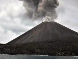 Gunung Anak Krakatau Tiga Kali Erupsi Minggu Siang